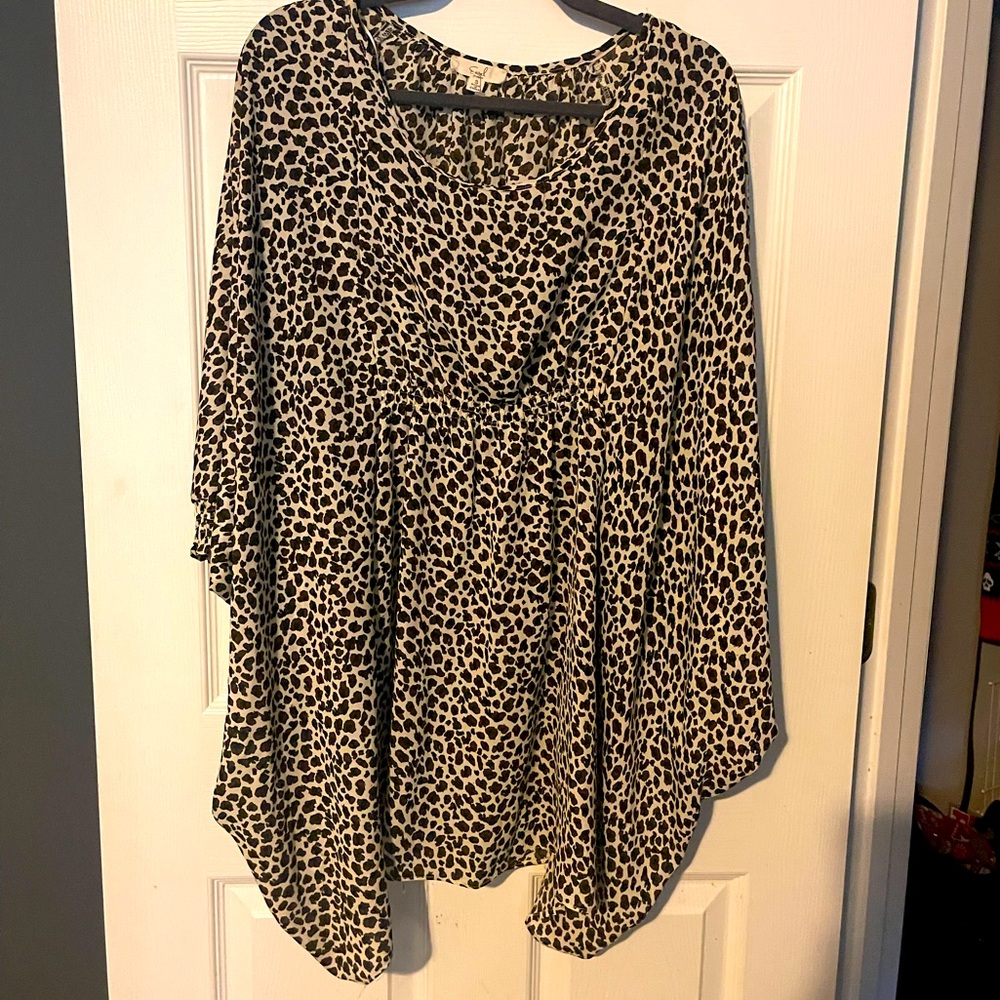 Easel size small-oversized, animal print. Drop shoulder. 3/4 sleeve blouse
